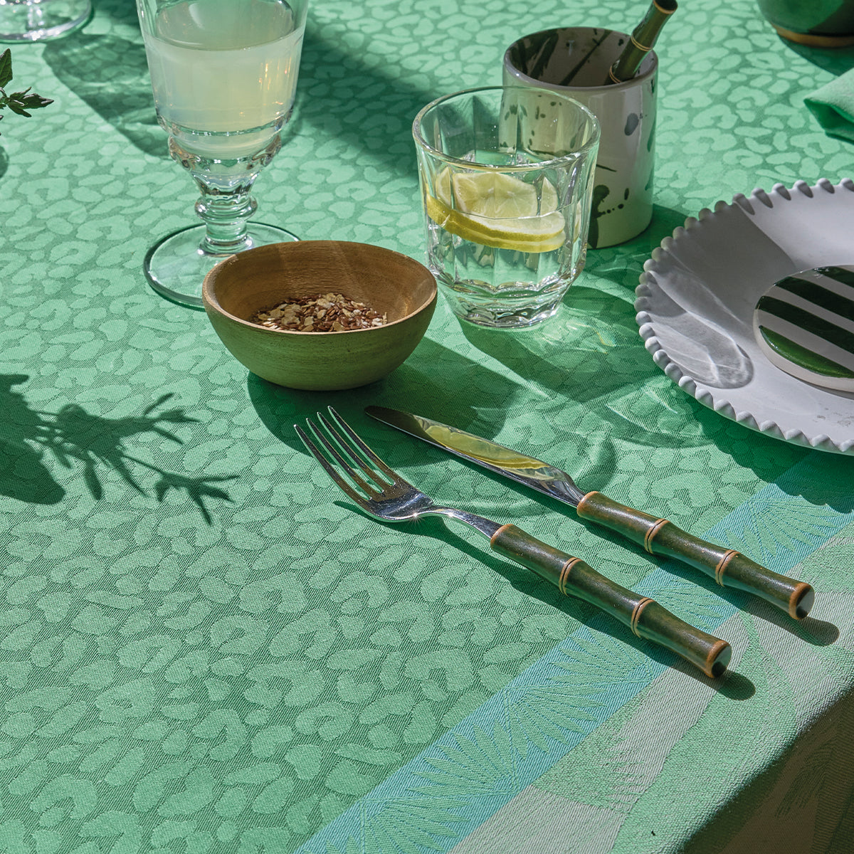Le Jacquard Français Sinharâja Table Runner - Jungle (Green)