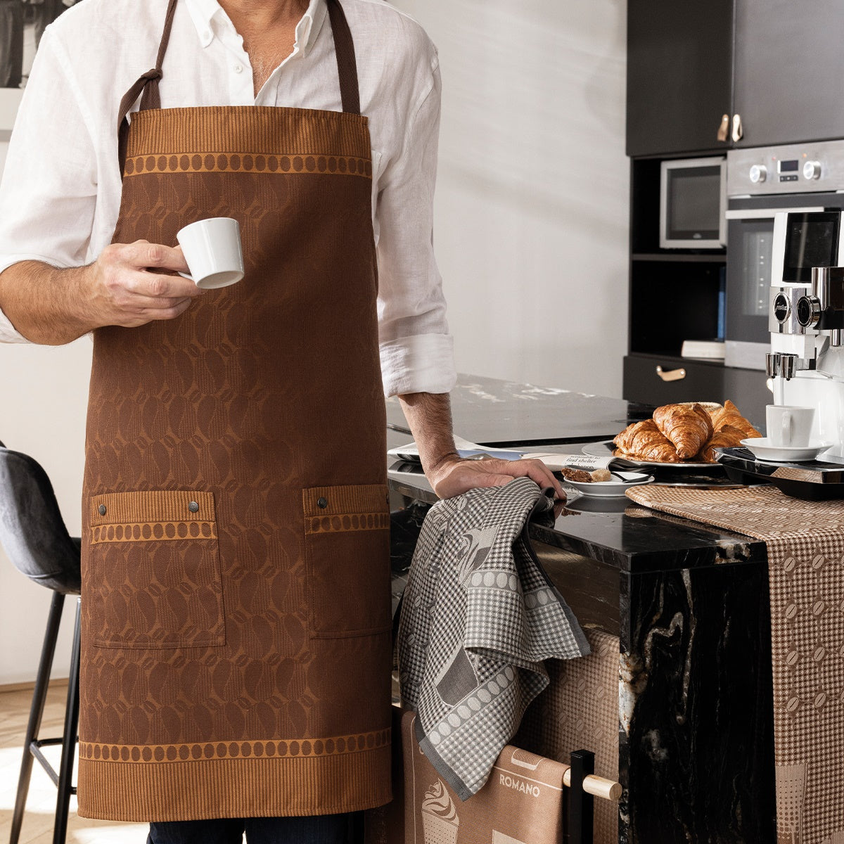 Le Jacquard Français brown apron